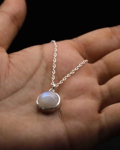 Collier pendentif rond en pierre de lune naturelle, bijou élégant fait main en cristal, cadeau pour femme, tendance - Product Image 4