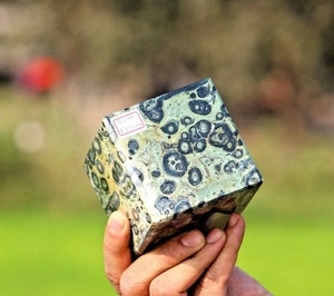 Cubo de jaspe Kambaba de fábrica directo, pulido genuino, excelente brillo, patrón increíble y se puede utilizar para una variedad de propósitos - Product Image 1