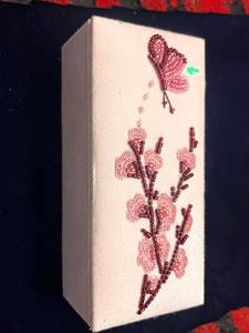 Boîte en bois rose polie avec insert tissé décoratif en textile, ornée de fleurs papillon perlées et d'un accent floral artisanal en strass - Product Image 3