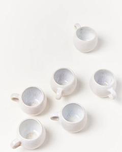 Tasse en céramique style artisanal avec bord givré, glaçure réactive, forme tonneau lisse, rétention de chaleur, artisanat pour l'accueil moderne à la maison - Product Image 4