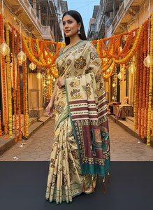 Un magnifique mélange de panneaux violet royal profond et de beige naturel, accentués par des nuances de vert sarcelle. - Product Image 2