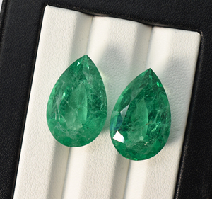 Émeraude colombienne de culture en forme de poire avec inclusions, 20x13 mm, 15,00 carats - Product Image 1