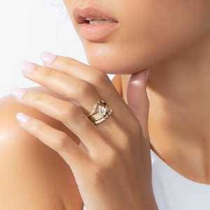 Anillo de boda de diamantes cultivados en laboratorio con corte baguette, engaste flush, diseño asimétrico curvo en arco de espiga, apilable para mujer, oro de 14K y 18K, venta al por mayor - Product Image 4