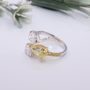 Anillo de Oro Bicolor con Diamante Amarillo de Laboratorio en Forma de Pera, Diseño Cruzado de Tres Piedras, Joyería Fina Personalizada para Aniversario o Boda - Product Image 4