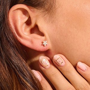 Pendientes de lujo con diamantes cultivados en laboratorio, talla brillante redonda, en oro amarillo con diseño floral. - Product Image 4