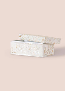 Caja redonda decorativa hecha a mano con conchas de capiz y nácar, con tapa, para guardar joyas, regalos y decoración del hogar. - Product Image 4