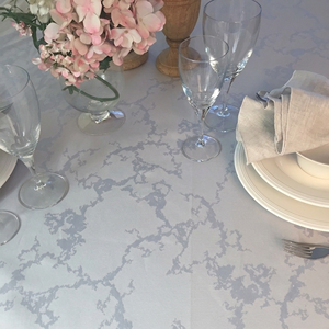 Tovaglia Elegante e Resistente all'Acqua in Misto PES e Cotone con Motivo Marmo Carrera per Sala da Pranzo e Intrattenimento - Product Image 2