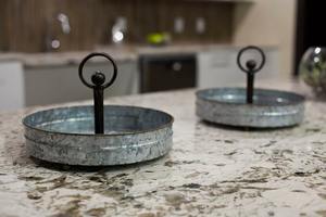 Elegante bandeja de servir galvanizada diseñada para experiencias gastronómicas modernas, ideal para servir el desayuno en la cama o en mesas de comedor. - Product Image 2