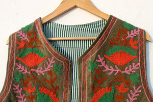 Chaleco vintage de terciopelo Suzani con bordado artesanal, estilo bohemio chic, chaleco para mujer, chaqueta Suzani, regalo para ella. - Product Image 3