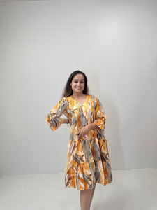 Elegante Vestido Midi Escalonado con Estampado de Hojas Abstractas en Naranja para Mujer, con Cuello en V, Detalle de Lazo y Mangas Tres Cuartos para Uso Casual - Product Image 4