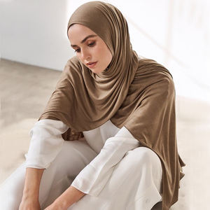Nouveau Foulard Long Monochrome Froissé en Satin Naturel Malaisie Indonésie, Souple et Respirant, Vente en Gros de Hijabs - Product Image 2