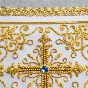 Voile de châle d'église brodé à la main en fils d'or |   Pochette liturgique en soie blanche avec croix et pierre bleue pour la messe et les services d'autel - Product Image 5