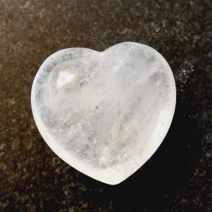 Cristal de quartz clair naturel de qualité supérieure, cœur gonflé, pierre précieuse de guérison, vente en gros de cœurs de pierres précieuses d'Aameena Agate - Product Image 5