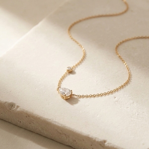 Collier pendentif solitaire en diamant de laboratoire taille poire East West, avec centre horizontal en forme de goutte et accents ronds sur les côtés - Product Image 3