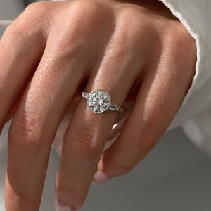 Élégante bague de fiançailles pour femme avec diamant de laboratoire de 2 carats, trois pierres, accents baguette effilés, en or blanc 14K, sertie clos - Product Image 3