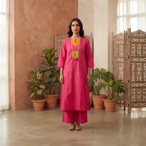Ensemble Kurta 2 pièces pour femme en soie 100% rose uni brodé, respirant, à manches trois-quarts, coupe décontractée et tissé - Product Image 4