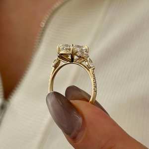 Bague en diamant de laboratoire allongé de 3 carats, inspirée de la nature, avec motif brindille et feuille, certifiée IGI - Product Image 3
