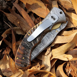Couteau pliant en acier Damas avec manche en corne de bélier courbé, étui en cuir pour ceinture, couteau de poche pour la chasse et le camping, fabriqué par le fabricant - Product Image 3