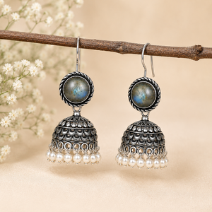 Pendientes Jhumka de Labradorita al por Mayor |   Pendientes de Plata Oxidada con Perlas |   Fabricante de Joyería Étnica India Hecha a Mano - Product Image 3