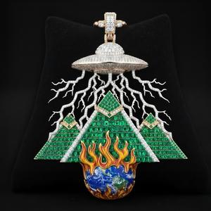 จี้รูปทรงปิรามิดประดับมอสซาไนต์ทองคำ 18K สุดหรู พร้อมฝังมรกตสีเขียวและดีไซน์เปลวไฟโลก - Product Image 2