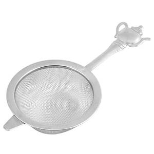 Colador de hojas de té clásico plateado con mango metálico para una preparación cómoda y para el uso diario en la mesa. - Product Image 3