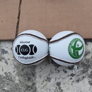 Balles de hurling GAA personnalisées avec le logo de votre marque Sliotars en cuir de taille officielle pour le squash - Product Image 2