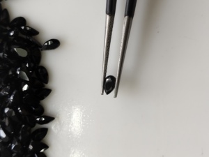 Spinelle noire naturelle 5x3MM taille poire, pierre précieuse de qualité supérieure pour la fabrication de bijoux - Product Image 1