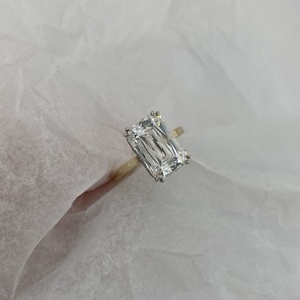 Anillo de Compromiso con Corte Esmeralda de 5.01 CT, Anillo Solitario de Oro Amarillo de 14K, Anillo de Diamantes con Halo Oculto y Engaste Doble de Oro Blanco - Product Image 5