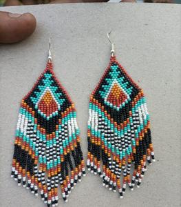 Boucles d'oreilles en perles de verre originales pour un look d'inspiration vintage, offrant un charme subtil et un attrait artisanal - Product Image 2