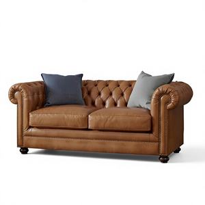 Sofá Chesterfield de Cuero Marrón Vintage de 2 Plazas con Brazos Enrollados, Sofá de Cuero Clásico con Botones para Sala de Estar - Product Image 1