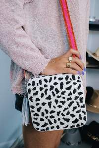 Bolso Bandolera Olivia con Bordado de Nombre y Cuentas, Bolso de Hombro Cuadrado Hecho a Mano con Correa Chevron Multicolor para Mujer - Product Image 6