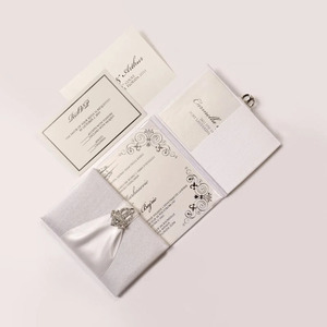 Caja de Invitación de Boda Plegable con Aspecto de Seda Blanca, Cinta de Satén Blanca, Hebilla de Diamantes de Imitación, Tarjeta con Papel Metálico Plateado y Bolsillo - Product Image 2