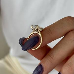 Anillo Solitario con Diamante de Laboratorio en Forma de Cojín Alargado de 4 Quilates, Oro Amarillo de 14k, Certificado IGI - Product Image 2