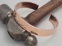 Bracelet manchette classique antique en cuivre pur fait main, gravé sur mesure, en métal massif, large et épais, bijou de guérison pour hommes et femmes