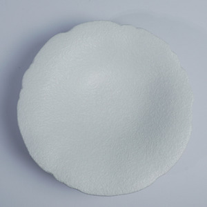 Assiette en céramique blanche abstraite festonnée 20 cm, finition craquelée, design Wabi-Sabi, non toxique, compatible lave-vaisselle, écologique, vente en gros - Product Image 1
