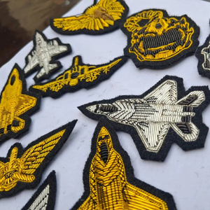 ป้ายปักลายแมลงปอแบบทำมือด้วยลวดทองคำ - เข็มกลัดรูปด้วงมีปีกทำจากด้ายไหมสีทองและสีเงิน - งานปักแมลง 3 มิติสุดหรู - Product Image 1