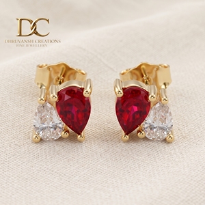 Boucles d'oreilles clous en or jaune massif 14 carats avec diamant de laboratoire et rubis sang de pigeon taille poire certifiés IGI pour femme – Collection Designer - Product Image 2