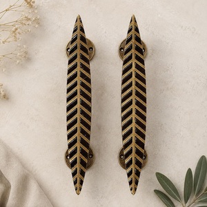Poignée de porte SHUBHAM en laiton antique de 12 pouces, faite à la main, style vintage, pour porte principale, poignée décorative d'entrée - Product Image 1