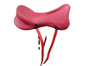 Silla de montar de cuero rojo con doble banda abdominal y correas para estribos - Product Image 1
