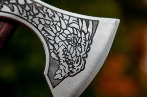 Hacha Vikinga con Cabeza de Dragón, Hacha de Batalla Vikinga Hecha a Mano, Hoja de Acero con Alto Contenido de Carbono Forjada, Mango de Madera Grabado, con Funda de Cuero - Product Image 2