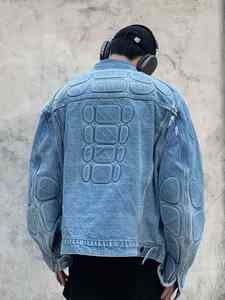 เสื้อแจ็คเก็ตยีนส์ผ้าฝ้าย 100% สีน้ำเงินวินเทจ แต่งลายปักแบบใหม่ ทรงหลวมสำหรับผู้ชาย ดีไซน์โดดเด่น ขอบดิบ - Product Image 2