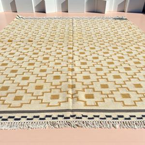 Alfombra Kilim de Tejido Plano Abstracto Hecha a Mano, Color Crema Mostaza, Reversible, Mezcla de Lana, Diseño Moderno y Ecológico con Patrón Escalonado - Product Image 1