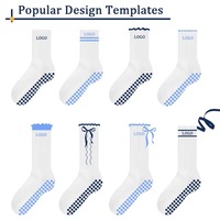 Chaussettes de Pilates personnalisées en gros pour femmes, chaussettes en coton à volants avec logo floral jacquard, chaussettes de yoga antidérapantes