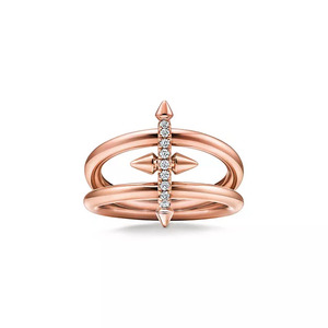 Anillo de doble flecha dorado con diamantes redondos cultivados en laboratorio - Product Image 3