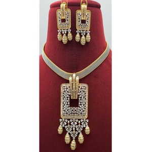 Atractivo Juego de Collar y Pendientes de Diseño con Acabado Dorado y Blanco de Primera Calidad para Bodas y Fiestas, Colección para Mujer - Product Image 1