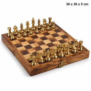Juego de Ajedrez de Latón Hecho a Mano con Diseño Tradicional Aqdus Saleem, con Tablero Plegable, Decoración Ecológica y Duradera para el Hogar, de la India - Product Image 1