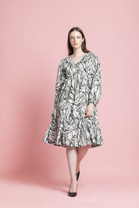 Vestido Maxi de Lujo con Estampado Abstracto, Cuello en V, Diseño Único, Mezcla de Algodón, para Vacaciones en la Playa - Product Image 2