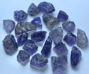 Lot de pierres précieuses brutes d'iolite naturelle, 55 carats, 21 pièces, non traitées, qualité de taille et de découpe, cristaux bleu violet - Product Image 1