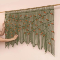 Grande décoration murale en macramé inspirée de la nature, idéale pour le salon, la chambre et la décoration intérieure éco-responsable, en provenance d'Inde.