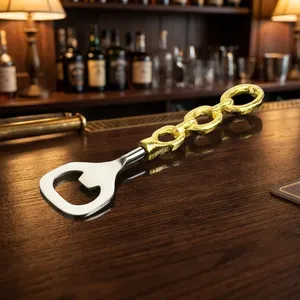 Abridor de Botellas con Cadena Dorada, Elegante Diseño Metálico Texturizado con Herrajes Plateados, Accesorio Esencial para Bar - Product Image 5
